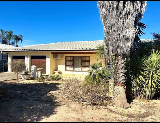 4 BEDROOM HOUSE FOR SALE IN BERGZICHT